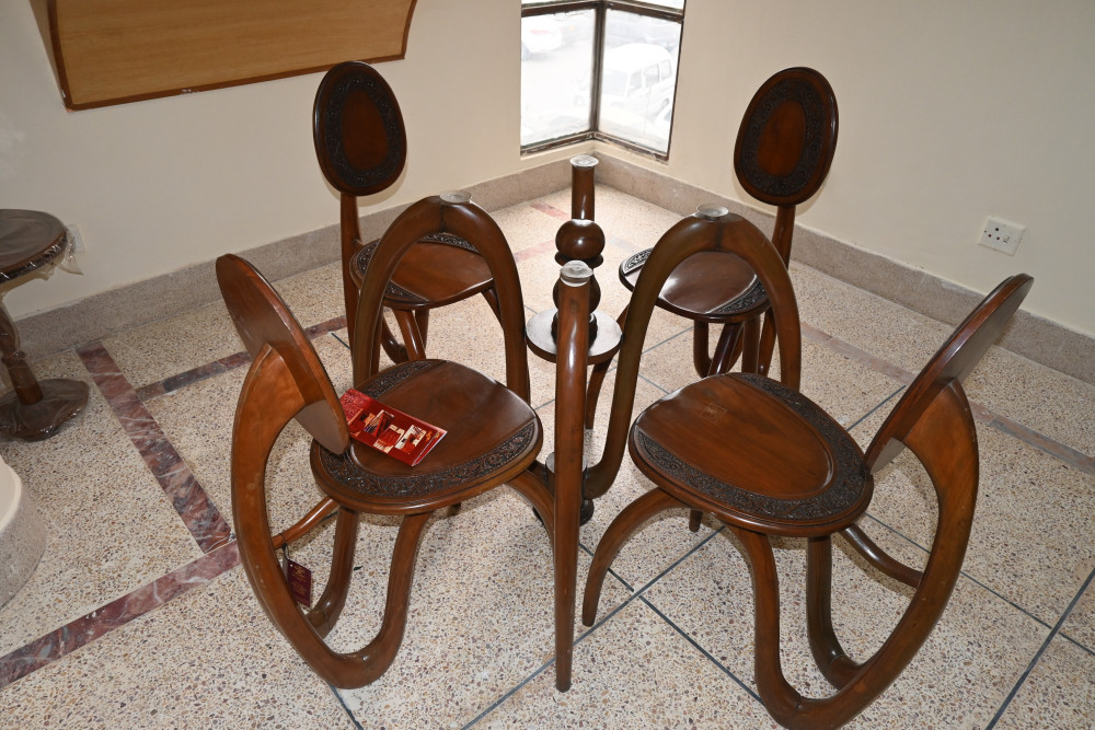 Wooden dining table set with 4 chairs compleat with glass spider design