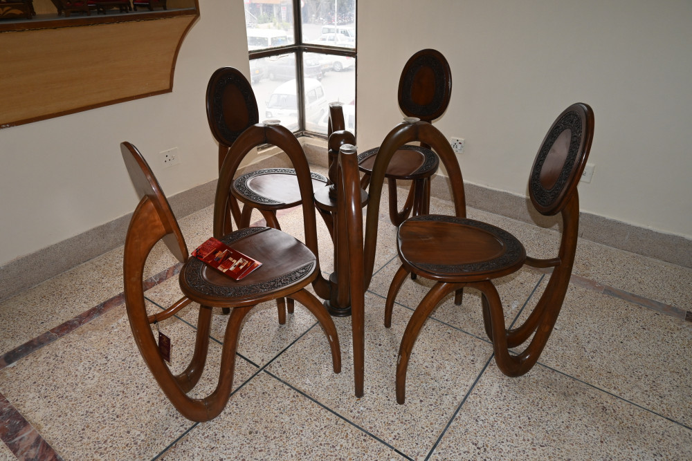 Wooden dining table set with 4 chairs compleat with glass spider design