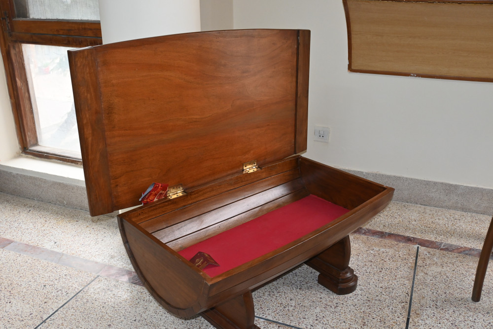 Wooden capton chest size 24 x42 shesham wood