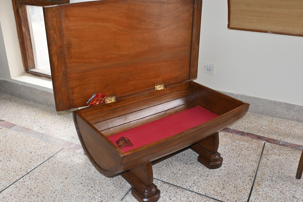 Wooden capton chest size 24 x42 shesham wood